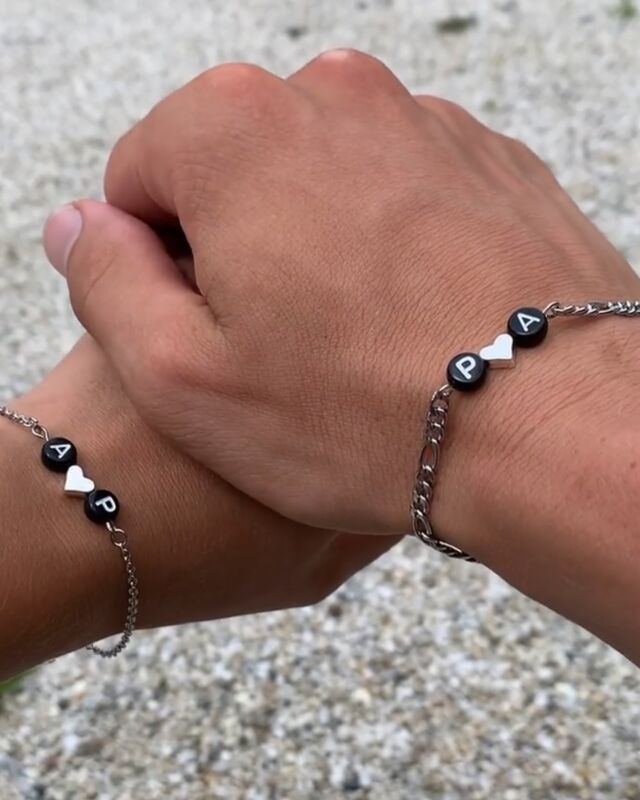 Partnerské náramky jsou krásným symbolem lásky, který vás spojí i na dálku. Mějte i vy kousek své polovičky stále u sebe. ♥️👩🏽‍🤝‍👨🏼

Cena náramků: 449,- (2 ks)

#naramky #partnerskenaramky